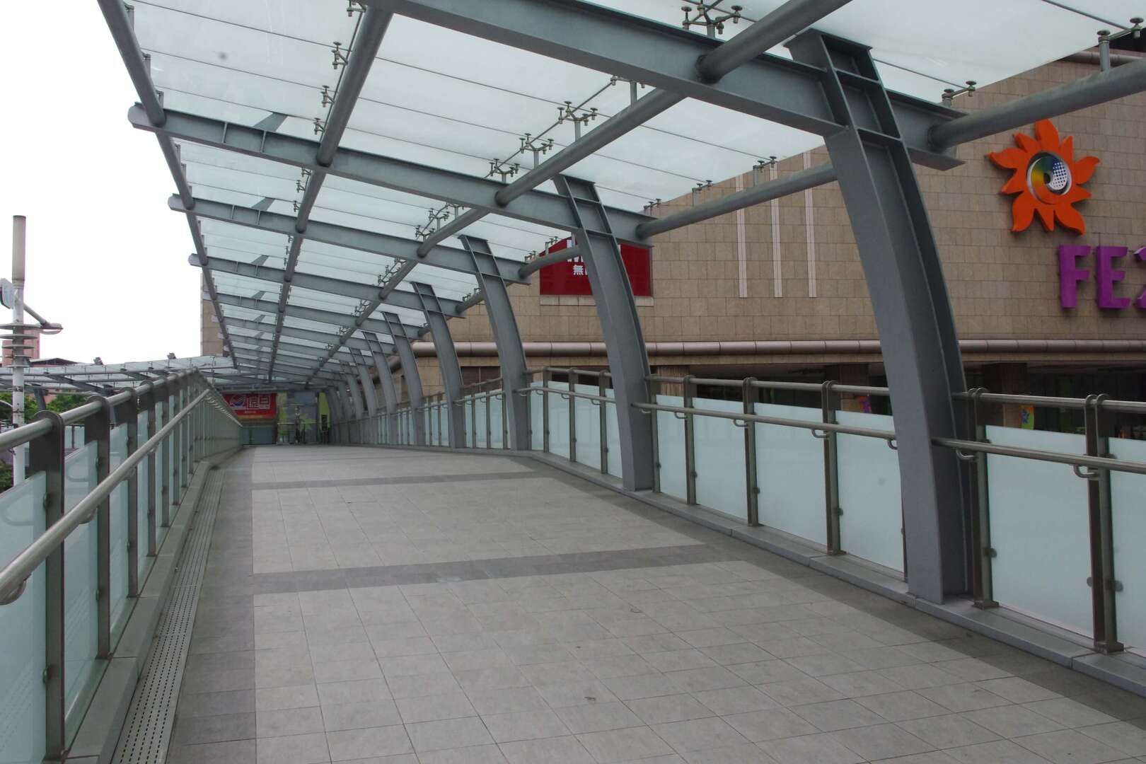 小遠百空橋一隅