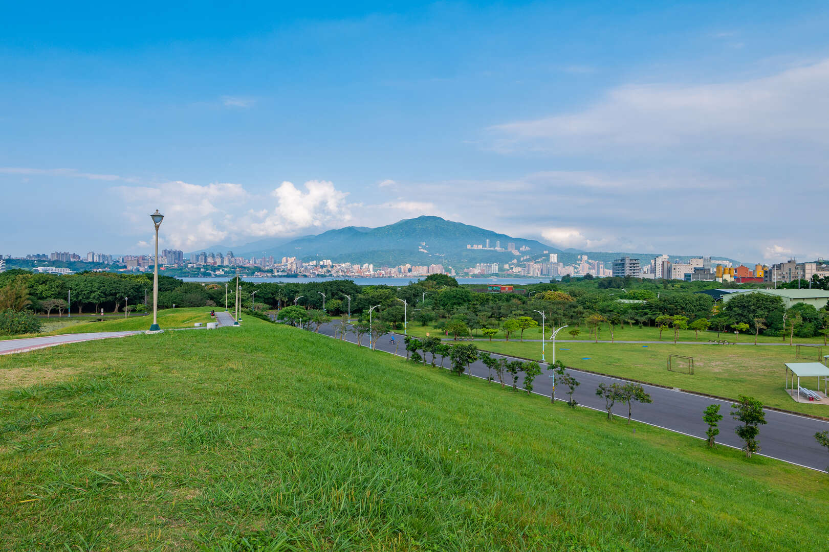 廣場與山景