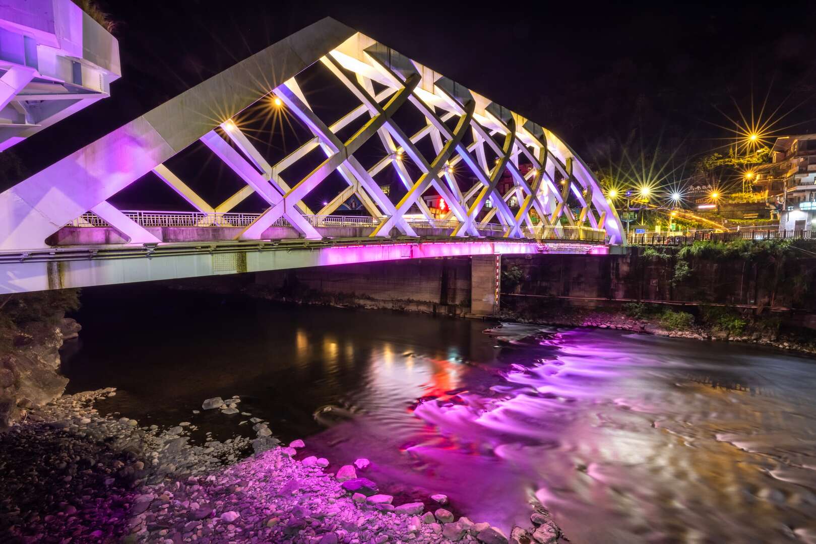 The Wulai Lansheng Bridge at night is adorned with colorful, interlacing lights, making the night scene truly captivating.