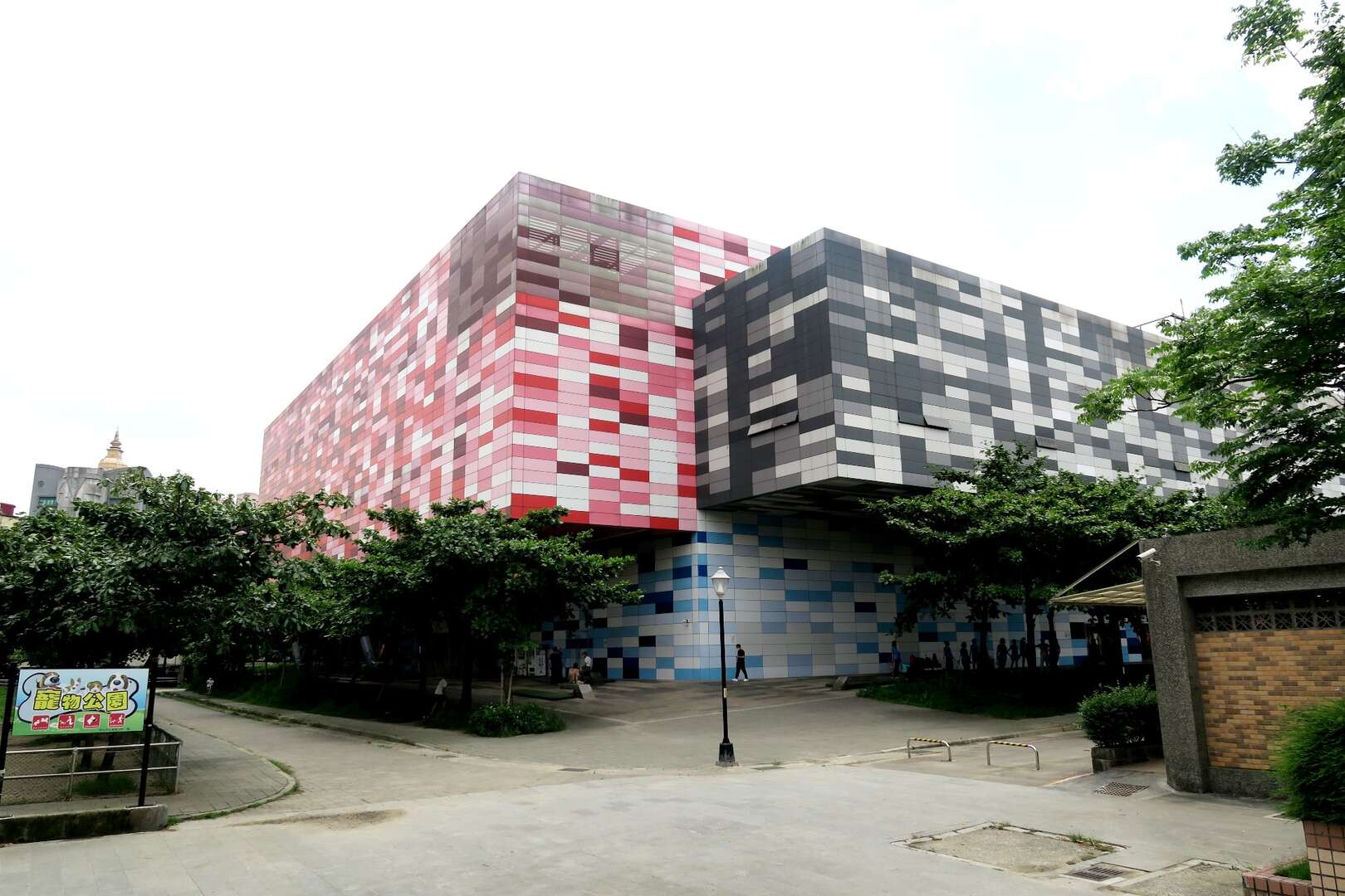 從土城綜合運動場看國民運動中心及寵物公園