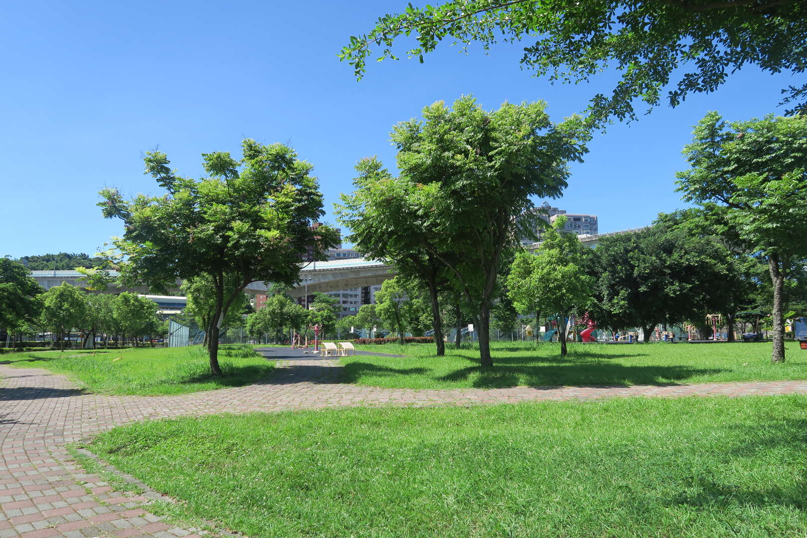 體健防災公園位在車水馬龍的64快速道路旁