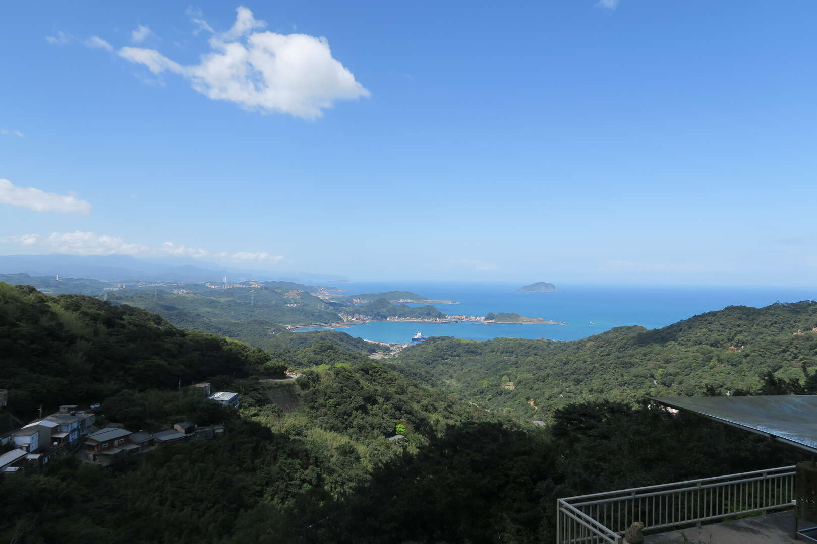 從九份崙頂路遠眺深澳灣