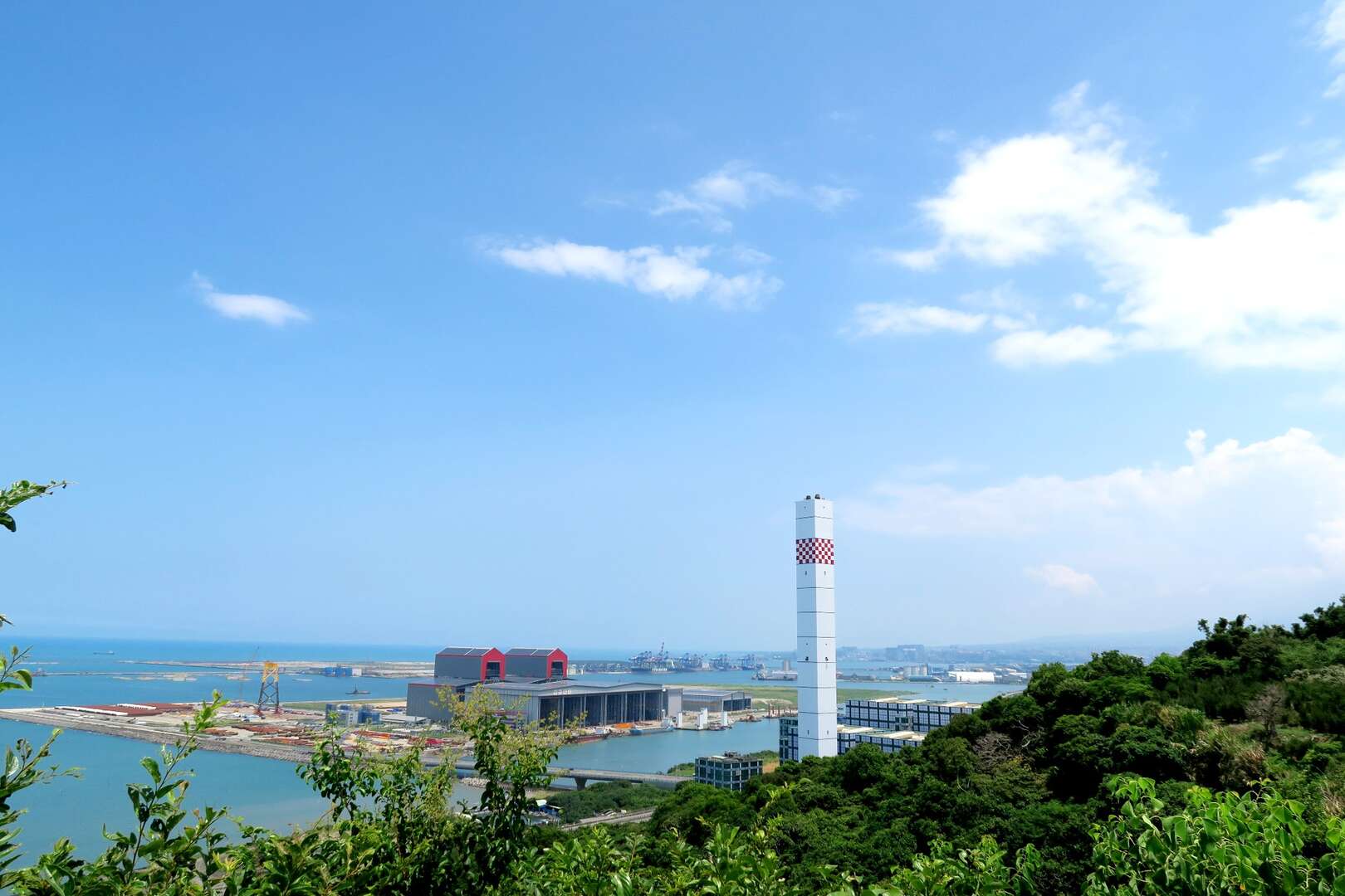 藍天、碧海與蓊鬱的山林