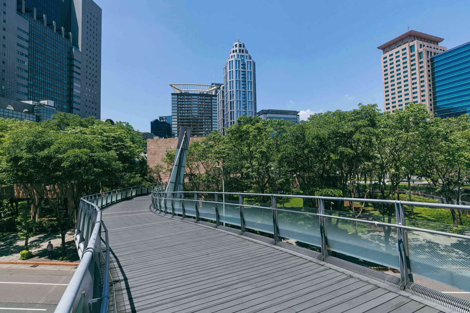 睛天時，走在連接新北市府與大遠百之間的空廊，相當悠閒自在